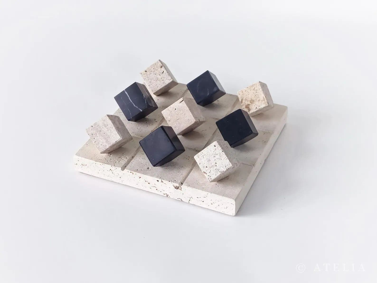 XO Jeu XO en travertin et marbre noir de Khenifra