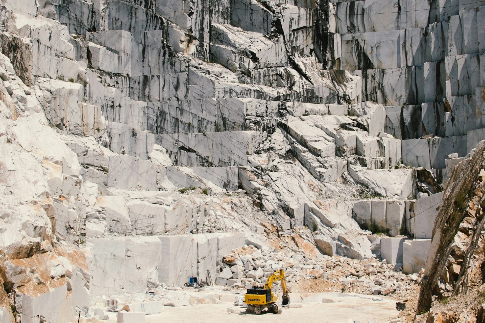 Sélection d'un bloc de marbre à la source, carrière méditerranéenne